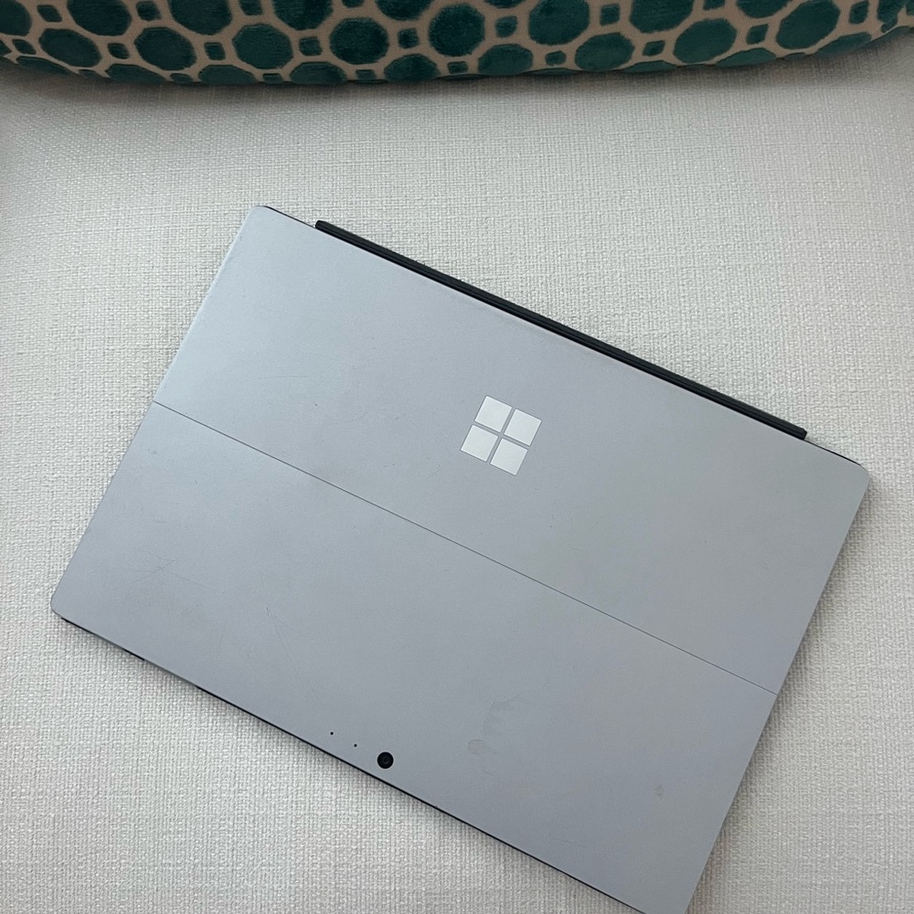 Microsoft Surface Go - Picture 2 of 6